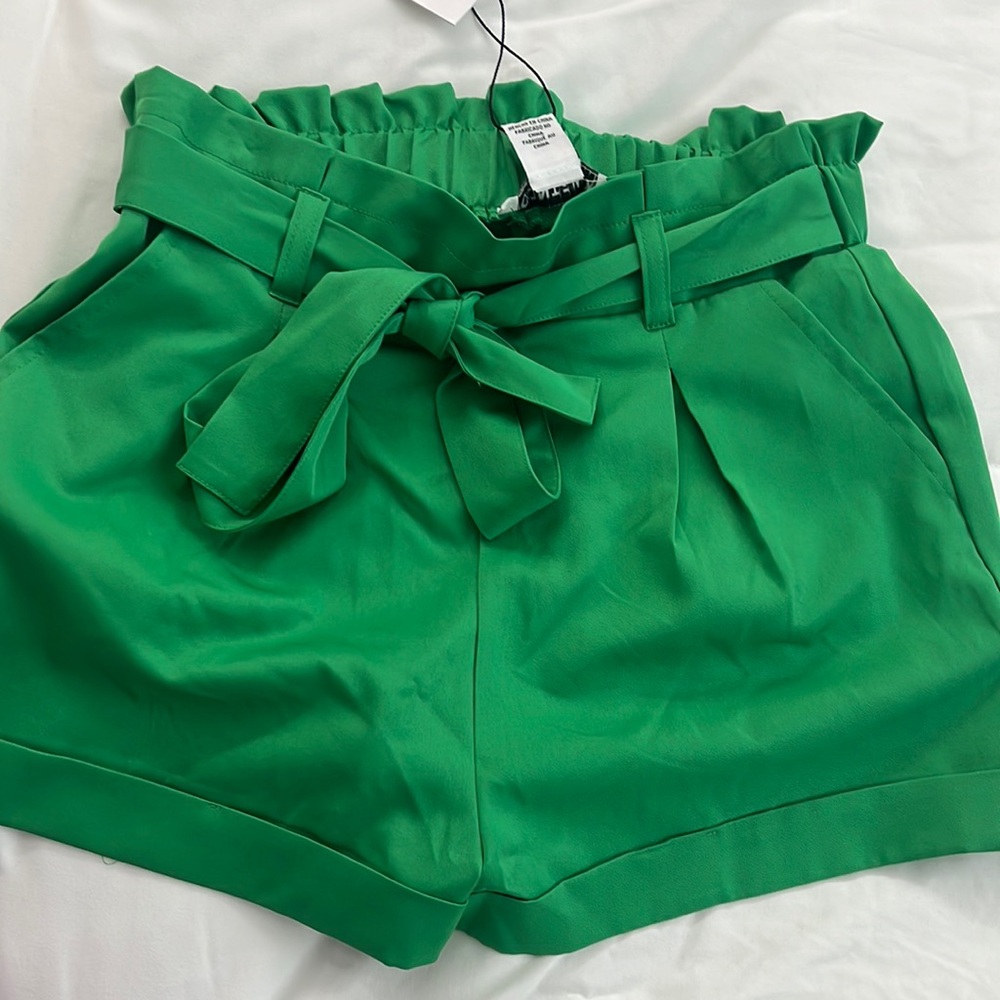 Green trouser shorts with bow belt